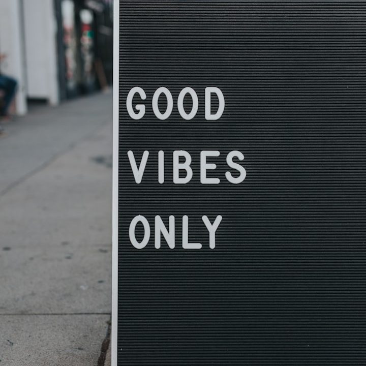 Schild mit Text good vibes only Schwarze Tafel mit den Worten „Good Vibes Only“ in weißen Buchstaben.